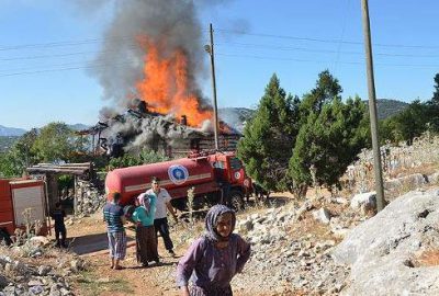 700 yıllık ahşap düğmeli ev yandı