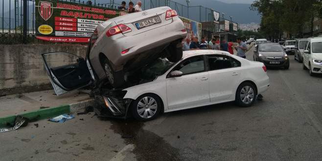 Karşı şeritteki otomobilin üzerine çıktı