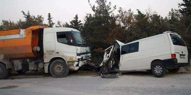 Kamyon ile minibüs kafa kafaya çarpıştı: 1 ölü