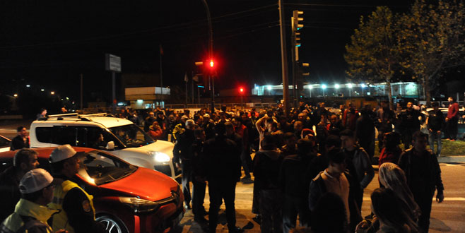 Bursa’da mahalleli sokağa döküldü! Yol ulaşıma kapandı