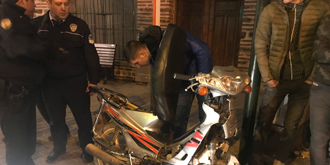 Bursa’da iki Suriyeli genç, çalıntı motosikletle kaçarken kaza yaptı