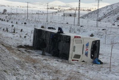 Yolcu otobüsü şarampole devrildi: 38 yaralı