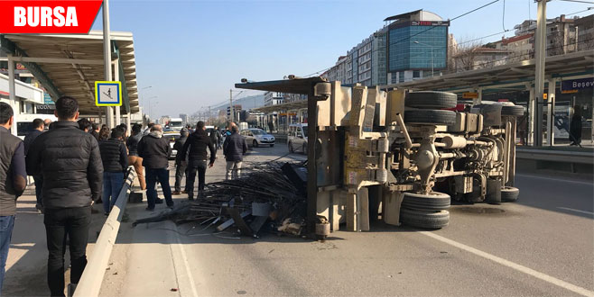 Hurda demir yüklü kamyonet devrildi: 1 yaralı