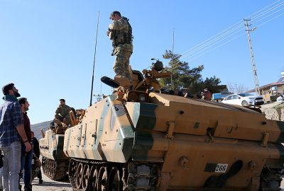 Gülbaba köyündeki vatandaşlardan askerlere sevinç gösterisi