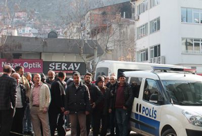 Polis memuru, borç yüzünden 2 kişiyi öldürdü