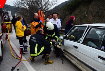 Kontrolden çıkan otomobil bariyerlere çarptı: 2 yaralı