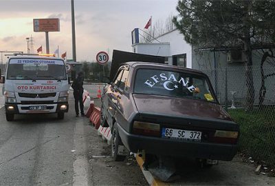 Sürücüsü panik yapan ‘Efsane’ bariyere çıktı