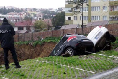 Toprak kaydı, araçlar askıda kaldı, 4 katlı bina boşaltıldı