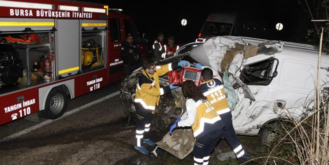 TIR’la panelvan kafa kafaya çarpıştı: 1 ölü, 1 yaralı