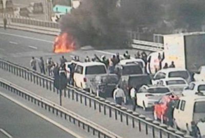 TEM’de araç yangını, trafik tamamen durdu