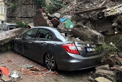 İstinat duvarı çöktü: 3 araç hurdaya döndü