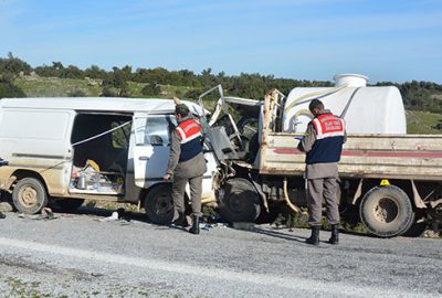 İşçi servisiyle kamyon çarpıştı: 1 ölü, 9 yaralı