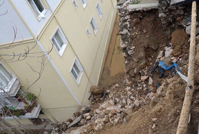 Mudanya’da yol çöktü