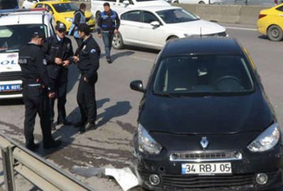 Önce otobüse sonra polis aracına çarptı