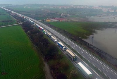 Kuyruk 24 kilometreyi buldu! Sıranın kendilerine gelmesini bekliyorlar