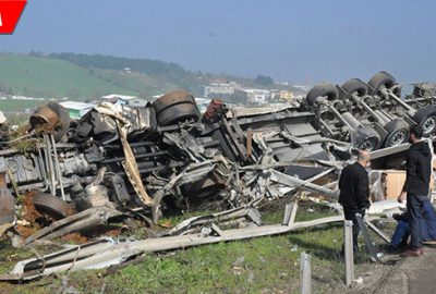 Karton yüklü TIR devrildi