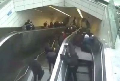 Metronun yürüyen merdiveninin çökme anı kamerada