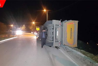 Kömür yüklü kamyon yan yattı