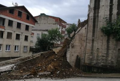 Okulda istinat duvarı çöktü! Öğrenciler tahliye edildi