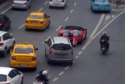 Arızalanan Lamborghini’yi belediye çalışanları itti