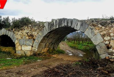 Defineciler bu kez de tarihi köprüde kazı yaptı