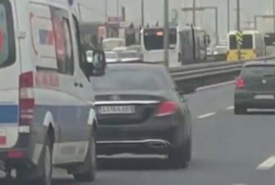 Trafik magandasının ambulansa yol vermeme çabası