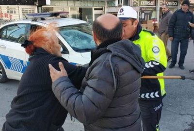 Öfkeli kadın polis aracına bastonla saldırdı!