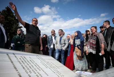 Boşnak gençler şehit dedelerinin mezarında