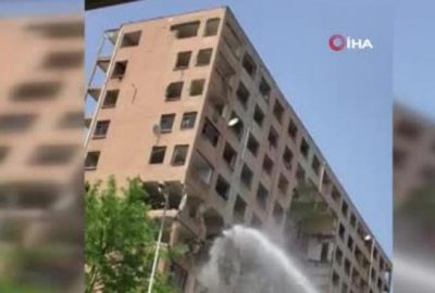 Tehlikeli yıkım! 11 katlı apartman böyle yıkıldı