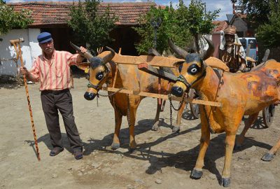 Kütük ve ağaç dallarını heykele dönüştürüyor