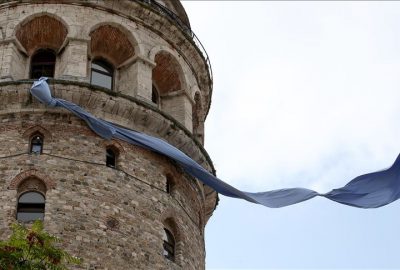 Galata Kulesi’ne mavi kravat