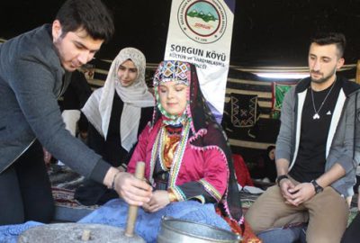 Üniversiteliler el değirmeniyle bulgur öğüttü