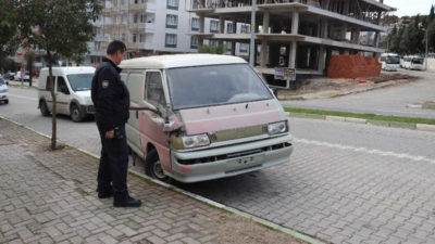 Çalıntı aracı yol ortasında bırakıp kaçtılar