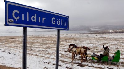 Atlı kızakçılar Çıldır Gölü’nün tamamen donmasını bekliyor