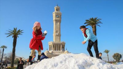 İzmir’e kar ‘kamyonlarla’ geldi