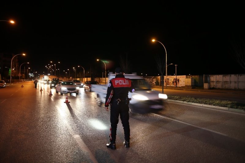 250 polisle uygulama! Araçlar didik didik arandı…