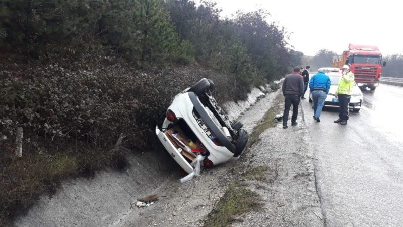 Kontrolden çıkan otomobil su kanalına düştü