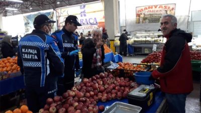 Mustafakemalpaşa’da pazarcı esnafına eldiven ve maske denetimi