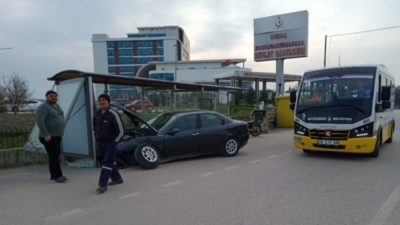 Bursa’da dehşet! Otomobil durağa daldı