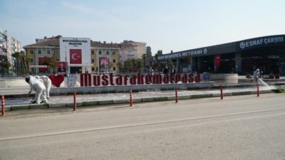 Mustafakemalpaşa’da cadde ve kaldırımlar dezenfekte ediliyor