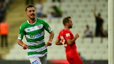 Emirhan futbolu çok özlemiş; Topu ısırıp…