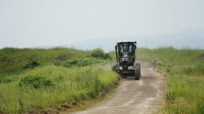 Mustafakemalpaşa’da köy ve tarla yollarına konforlu ulaşım