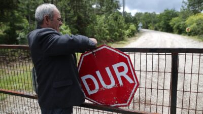 Bu da ayı karantinası…Köye kapı yaptılar, çevresini telle çevirdiler