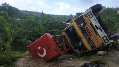 Bursa’da virajı alamayan vinç devrildi