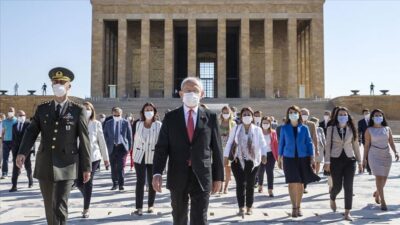 Kılıçdaroğlu, Anıtkabir’i ziyaret etti