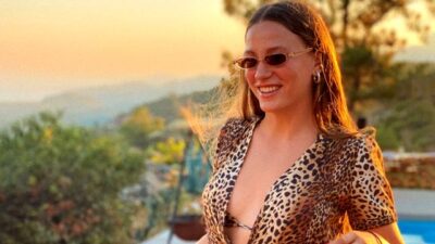 Serenay Sarıkaya süper mini elbisesiyle göz kamaştırdı…