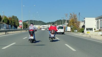 Bursa’da motosiklet sürücüleri trafikte sohbet etti