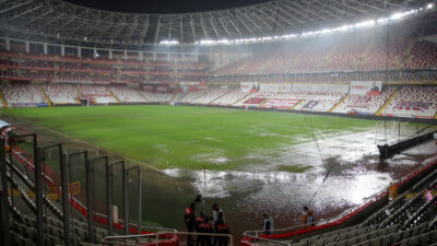 Süper Lig maçı yağmur nedeniyle ertelendi!