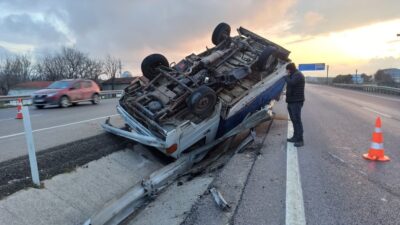 Bursa’da kamyonet ters döndü, kasadaki koyunlar telef oldu