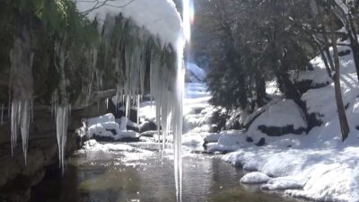 Bursa’da doğa harikası şelale buz tuttu, görenler hayran kaldı